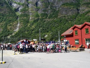 drukte in de haven en op het station van Flam 2016 1